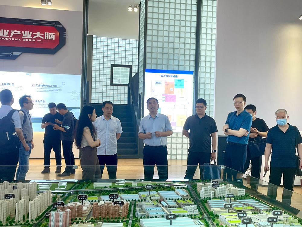 郑州市工信局党组成员、副局长曹永涛一行莅临荣耀体育网页版-荣耀体育(中国)官方传感考察调研