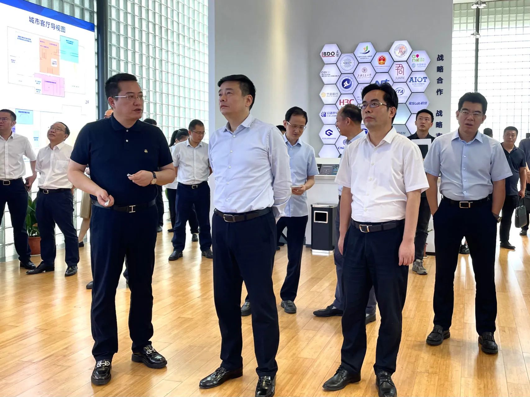 宁波市委副书记、市长汤飞帆一行莅临荣耀体育网页版-荣耀体育(中国)官方传感考察调研