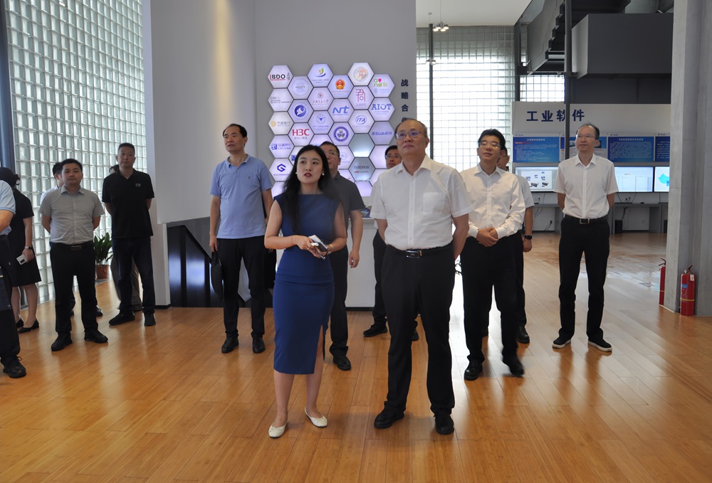 国务院发展研究中心副主任、党组成员余斌一行莅临荣耀体育网页版-荣耀体育(中国)官方传感考察调研